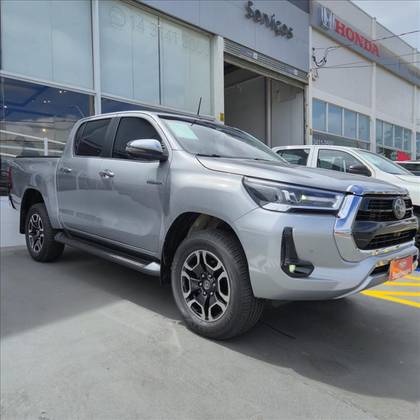 TOYOTA HILUX 2.8 D-4D TURBO DIESEL CD SRX 4X4 AUTOMÁTICO TOYOTA HILUX 2.8 D-4D TURBO DIESEL CD SRX 4X4 AUTOMÁTICO